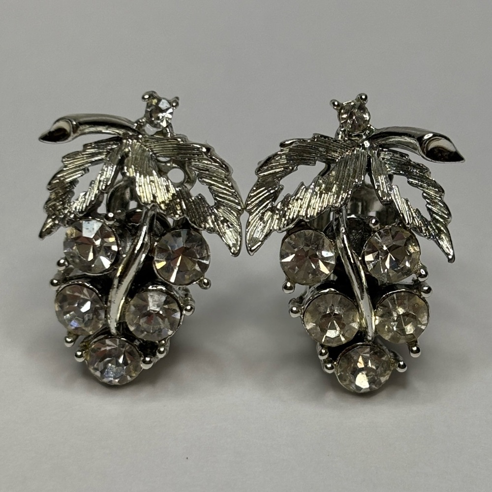 Vintage Signed Lisner Rhinestone in Silvertone Leaf Clip Earrings #5691